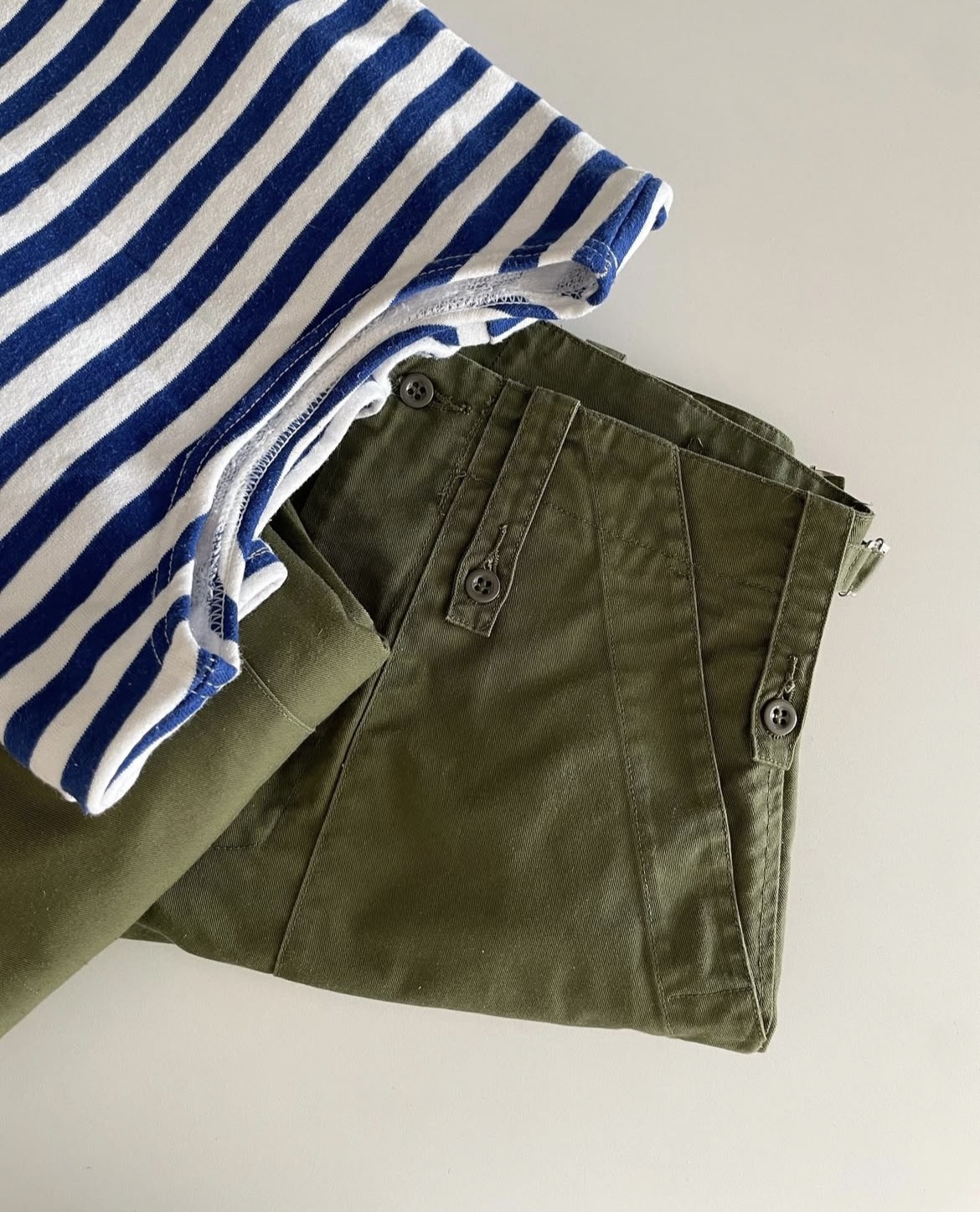 毎日に馴染む、イギリス軍ベイカーパンツの魅力